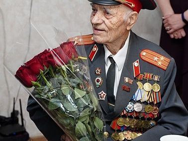 Сотрудники Отдела МВД России по городу Копейску поздравили 96-летнего ветерана с Днем Победы