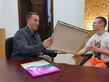Талантливый мальчик с ДЦП подарил исполкому челябинского регионального отделения партии «Единая Россия» картины