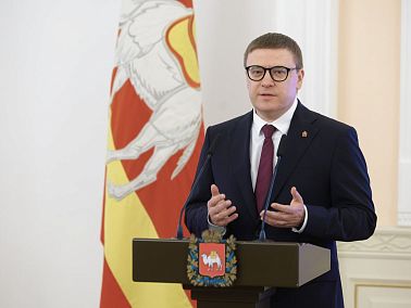 Губернатор Алексей Текслер поздравил работника суда