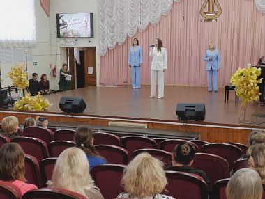 В Копейске поздравили преподавателей искусств с Днём учителя