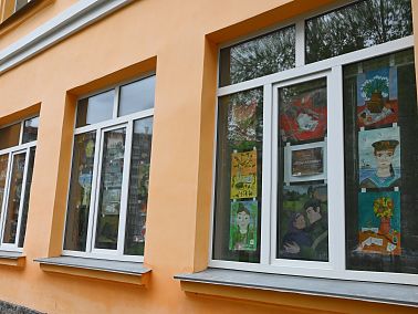 Цветов он не дарит девчатам, они ему дарят цветы
