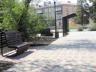 Сквер Борцам революции в Копейске продолжает обновляться