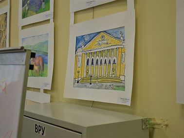 В Центральной городской библиотеке Копейска открылась выставка «Лучи творчества»