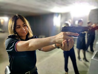 Женщины‑полицейские Копейска показали мастерство в стрельбе к 8 Марта