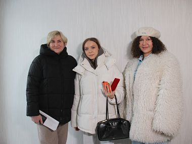 Министр социальных отношений региона и глава Копейска вручили ключи от квартир многодетной семье и детям-сиротам