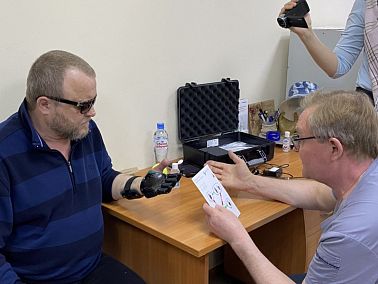 Отделение СФР по Челябинской области обеспечило южноуральца высокотехнологичным протезом кисти