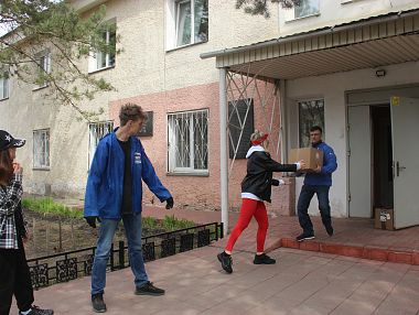 Копейск отправил гуманитарную помощь бойцам и жителям Ясиноватой