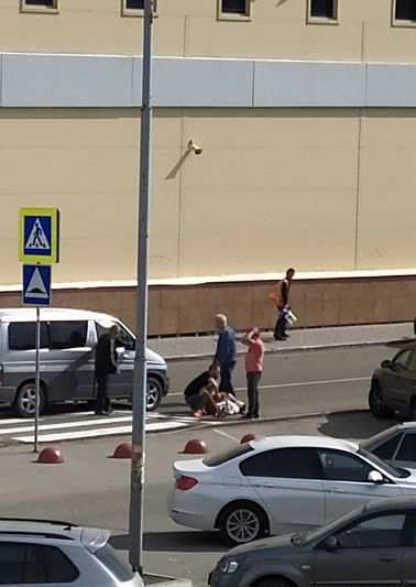 Девушку сбили на пешеходном переходе у ТРК «Слава»