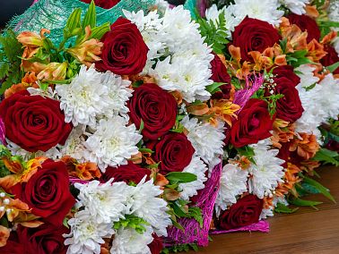 Большие букеты цветов с доставкой: особенности выбора и преимущества крупных цветочных композиций