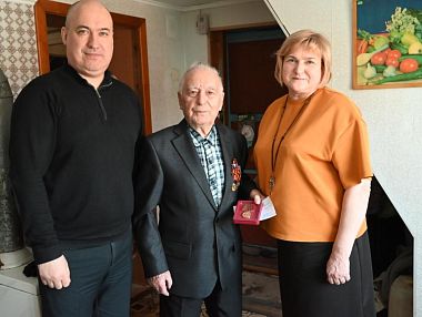 Светлана Логанова вручила юбилейные медали ветеранам Копейска