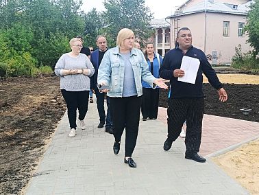 Глава Копейска проверила реконструкцию сквера у ДК Маяковского