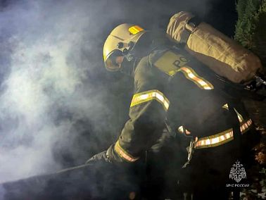 В Копейске сотрудники МЧС потушили пожар в бане