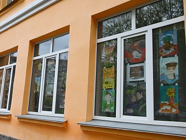 Цветов он не дарит девчатам, они ему дарят цветы