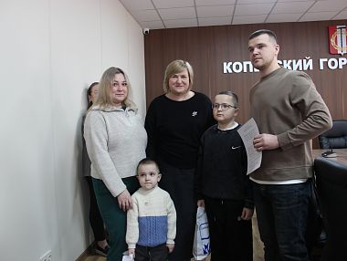 В Копейске вручили свидетельства на приобретение жилья молодым семьям