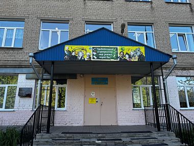 Кровлю школы № 45 в посёлке Бажово обновляют