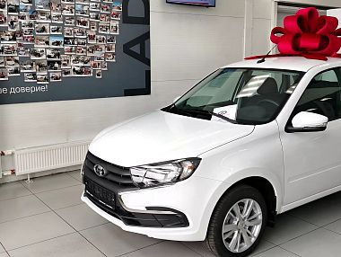 Копейчане получили новые автомобили от Социального фонда после травмы на производстве