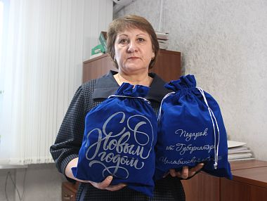 В Копейске начали выдавать новогодние подарки