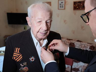 Алексей Текслер вручил юбилейную медаль ветерану Великой Отечественной войны Василию Масьянову