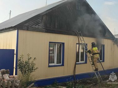В Копейске огнеборцы борются с пожаром в частном доме