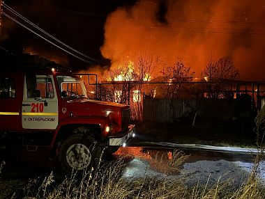 В Копейске ночью загорелся жилой дом в Синеглазово