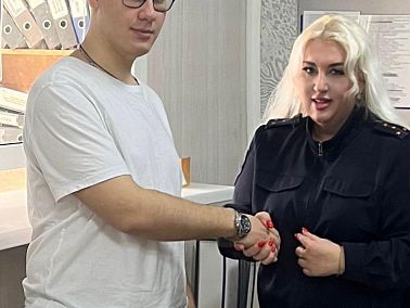В Копейске начинающим водителям торжественно вручили первые права