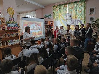 Копейские библиотекари поздравили школьников с Днём знаний