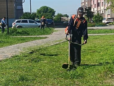 В Копейске стартовал сезон покоса травы
