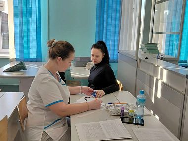 В Копейске учителя проверили здоровье прямо на рабочем месте